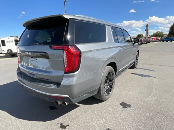 2022 GMC Yukon XL Denali - Image 4