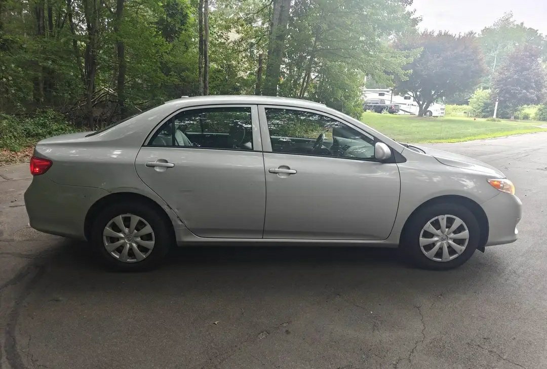 2010 Toyota Corolla · LE Sedan 4D - Image 10