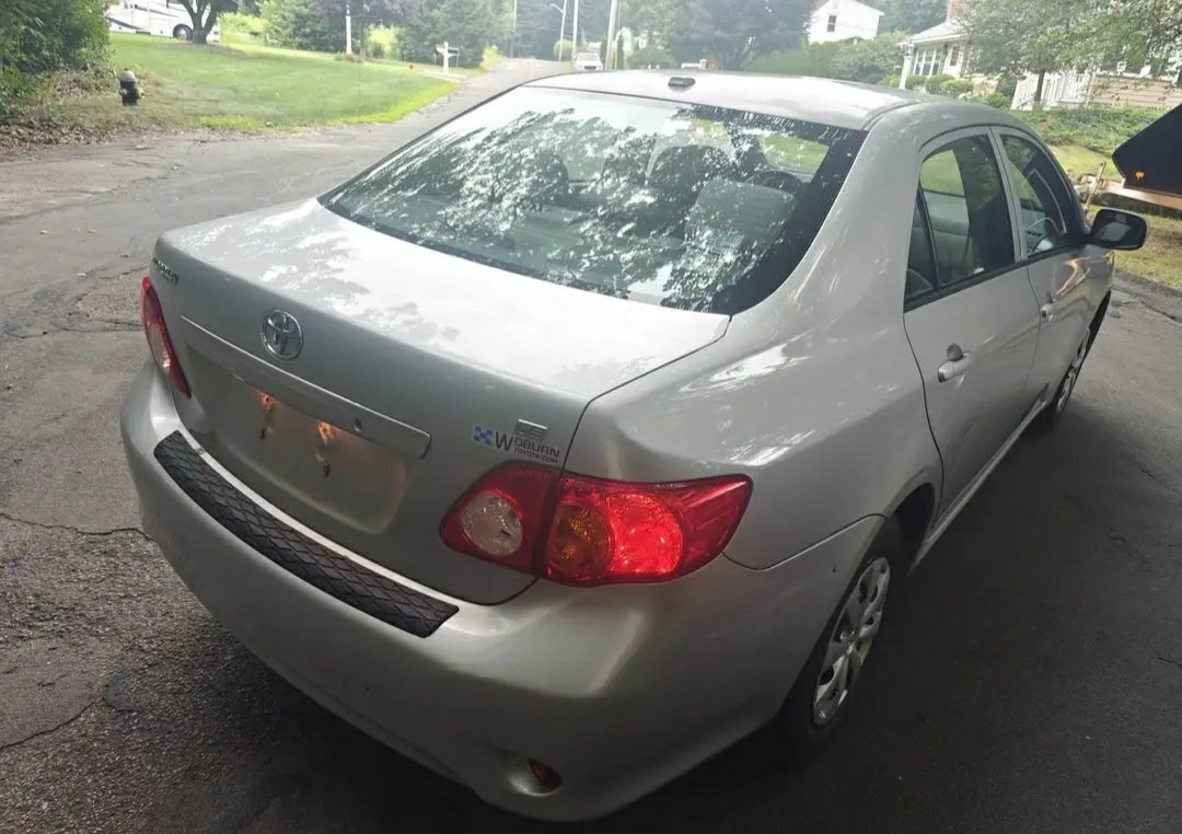 2010 Toyota Corolla · LE Sedan 4D - Image 11