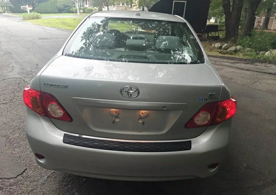 2010 Toyota Corolla · LE Sedan 4D - Image 3