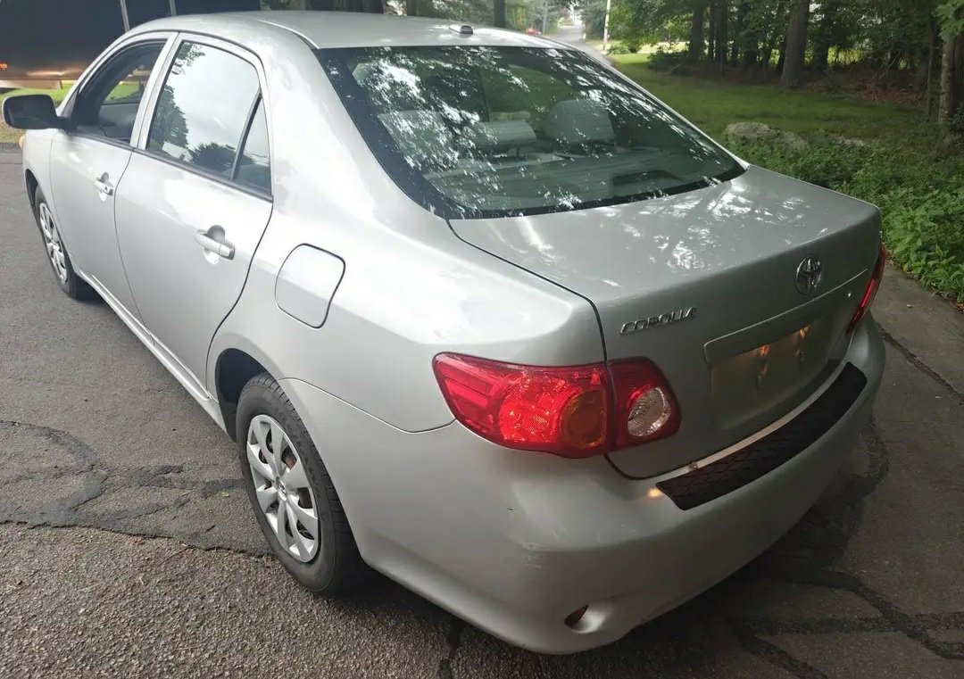 2010 Toyota Corolla · LE Sedan 4D - Image 8