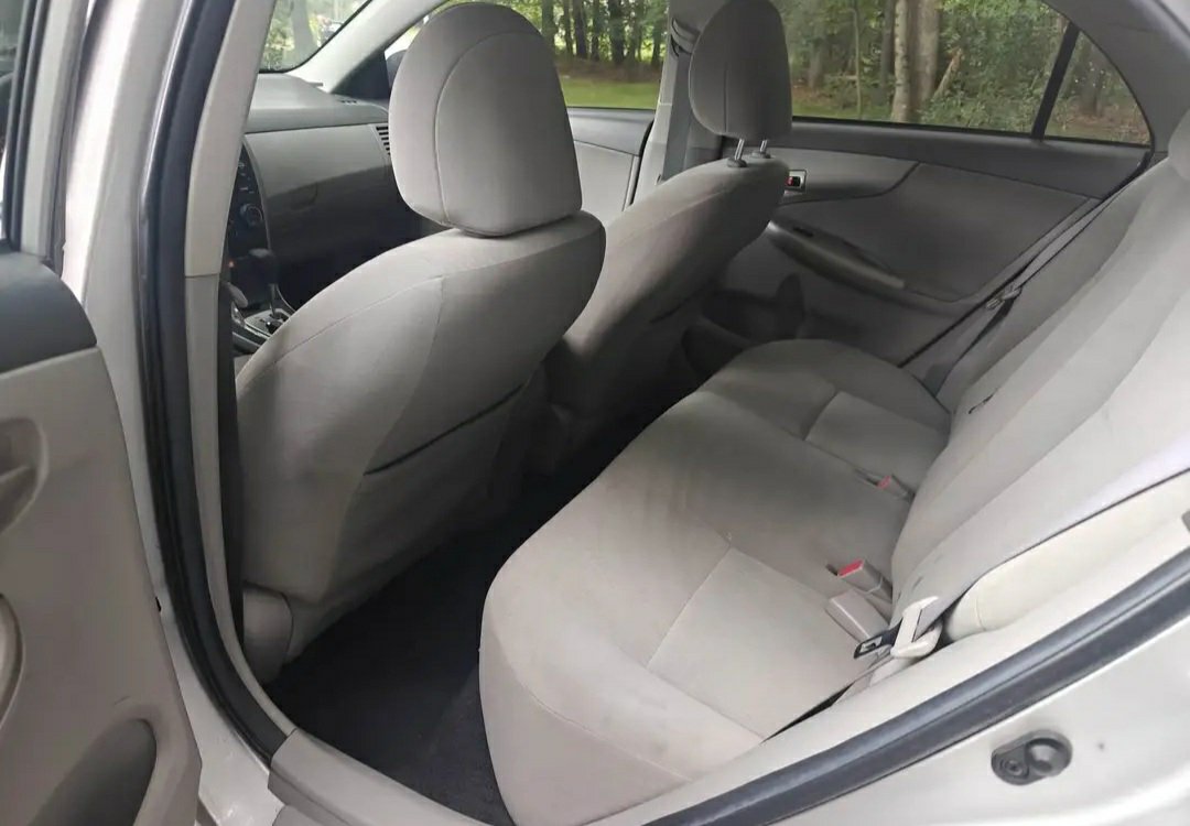 2010 Toyota Corolla · LE Sedan 4D - Image 6