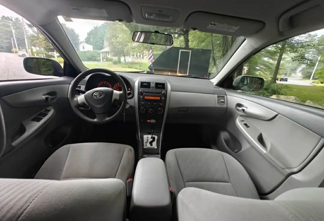 2010 Toyota Corolla · LE Sedan 4D - Image 4
