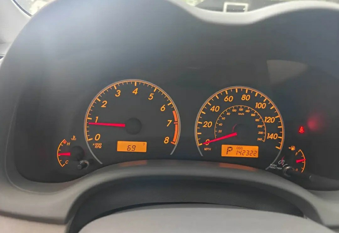 2010 Toyota Corolla · LE Sedan 4D - Image 5