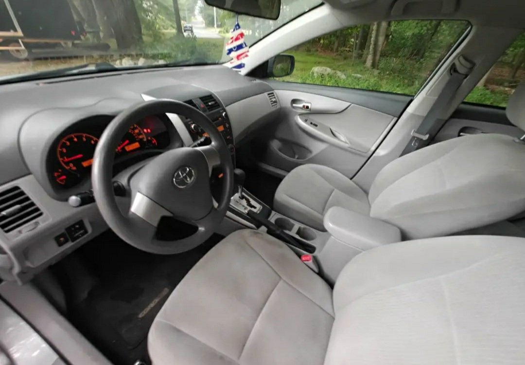 2010 Toyota Corolla · LE Sedan 4D - Image 9
