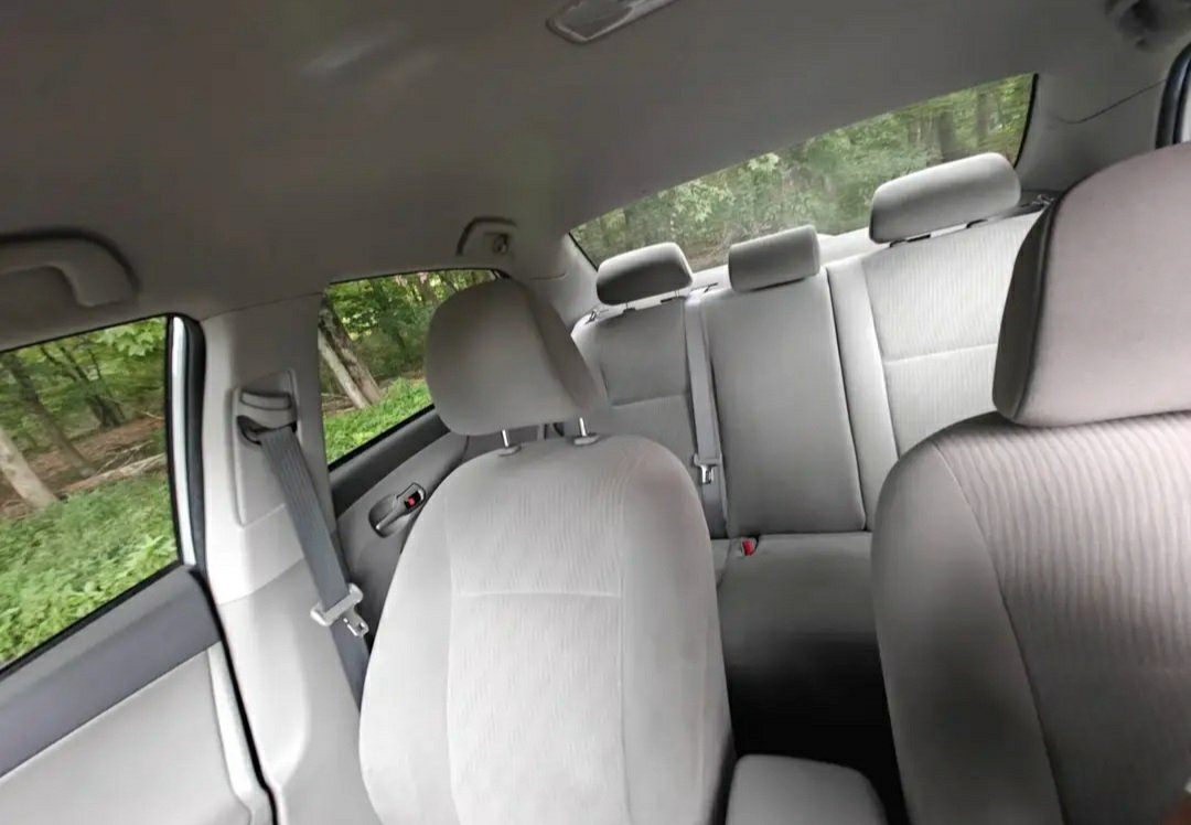 2010 Toyota Corolla · LE Sedan 4D - Image 12