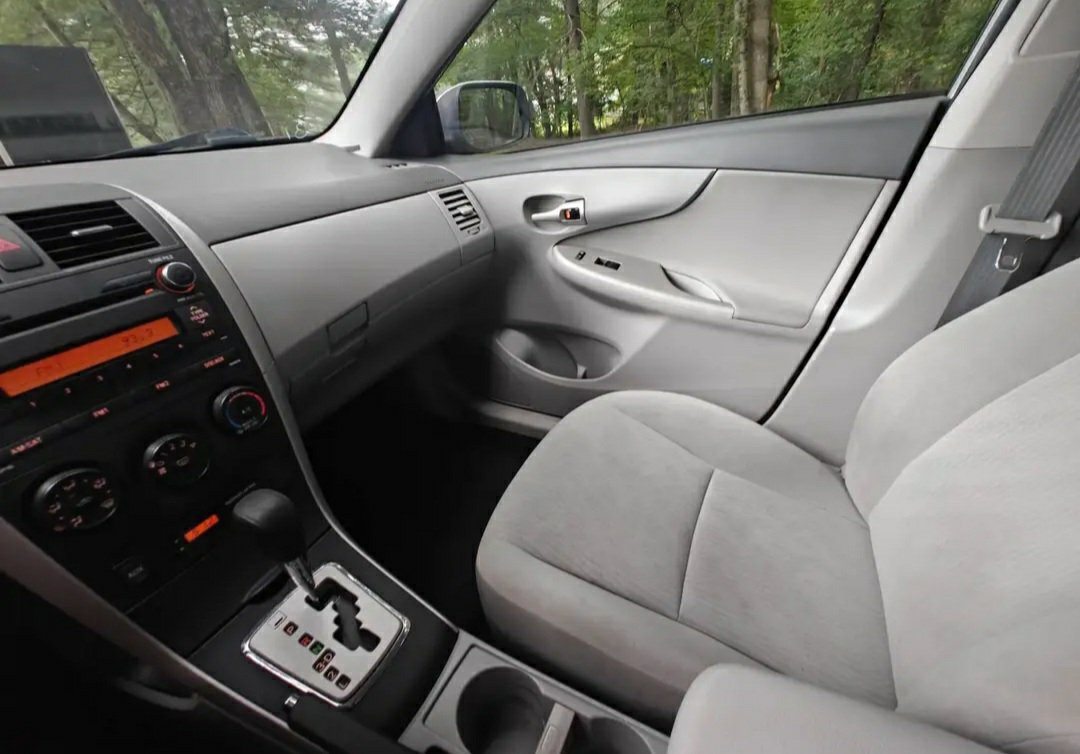 2010 Toyota Corolla · LE Sedan 4D - Image 14