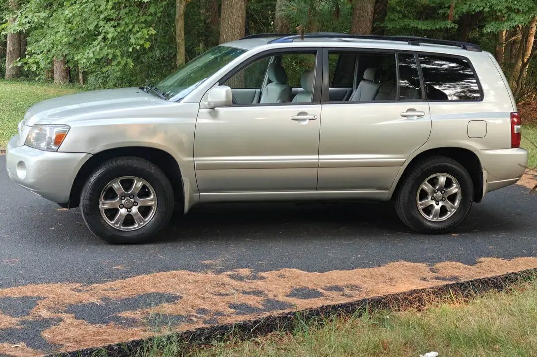 2005 Toyota Highlander with 3rd row - Image 2
