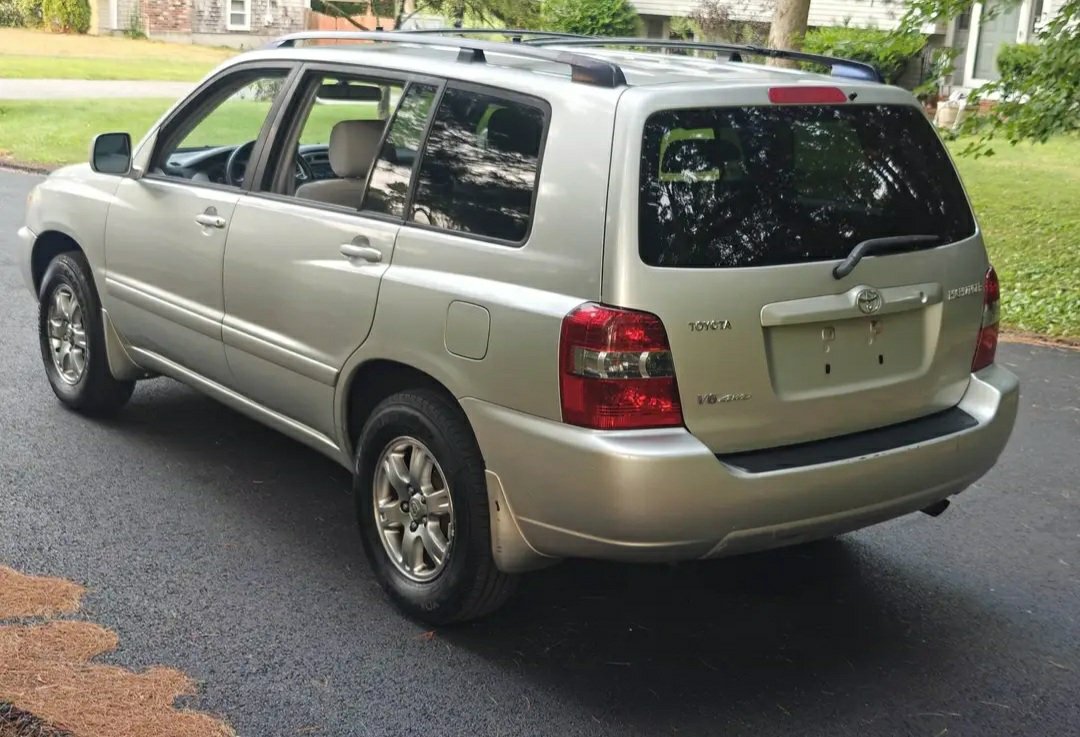 2005 Toyota Highlander with 3rd row - Image 10