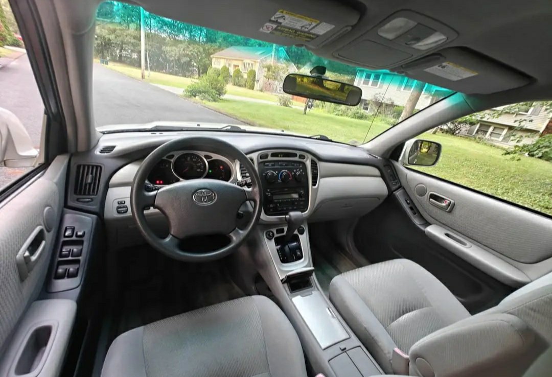 2005 Toyota Highlander with 3rd row - Image 14