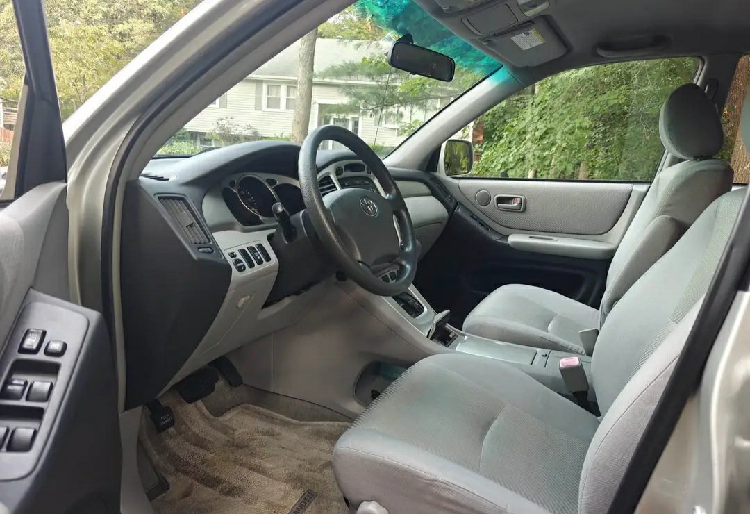 2005 Toyota Highlander with 3rd row - Image 17