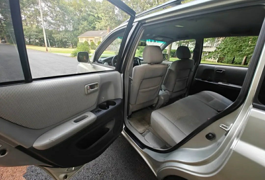 2005 Toyota Highlander with 3rd row - Image 13