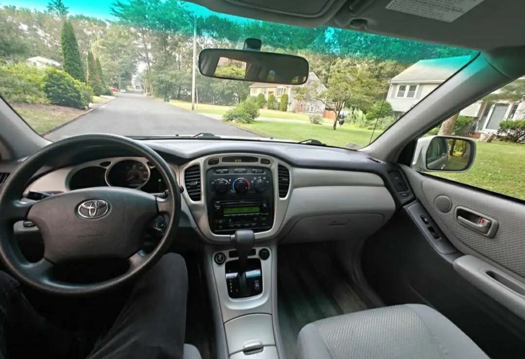 2005 Toyota Highlander with 3rd row - Image 12