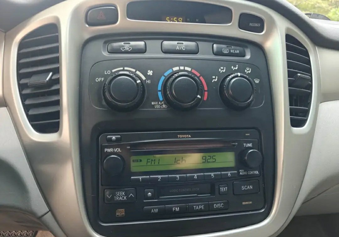 2005 Toyota Highlander with 3rd row - Image 16