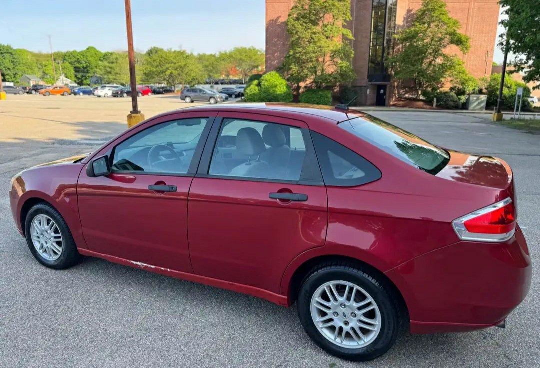 2010 Ford Focus SE Sedan 4Dr - Image 2