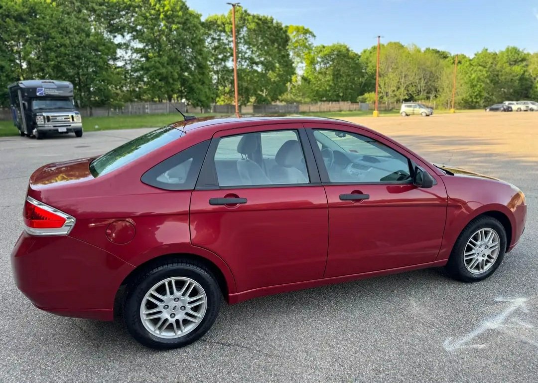2010 Ford Focus SE Sedan 4Dr - Image 4